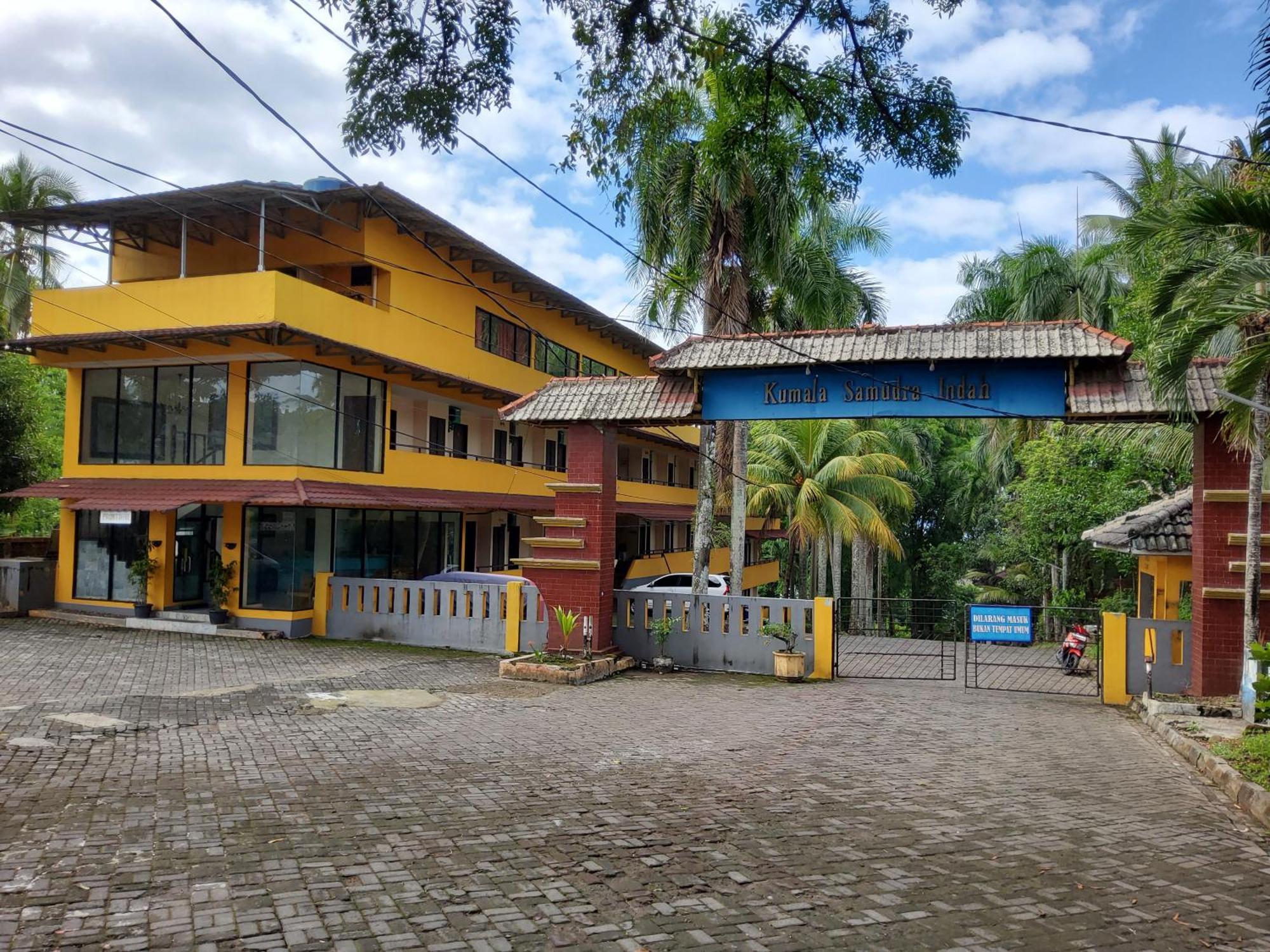 Hotel Kumala Samudra Cikakak Exterior foto